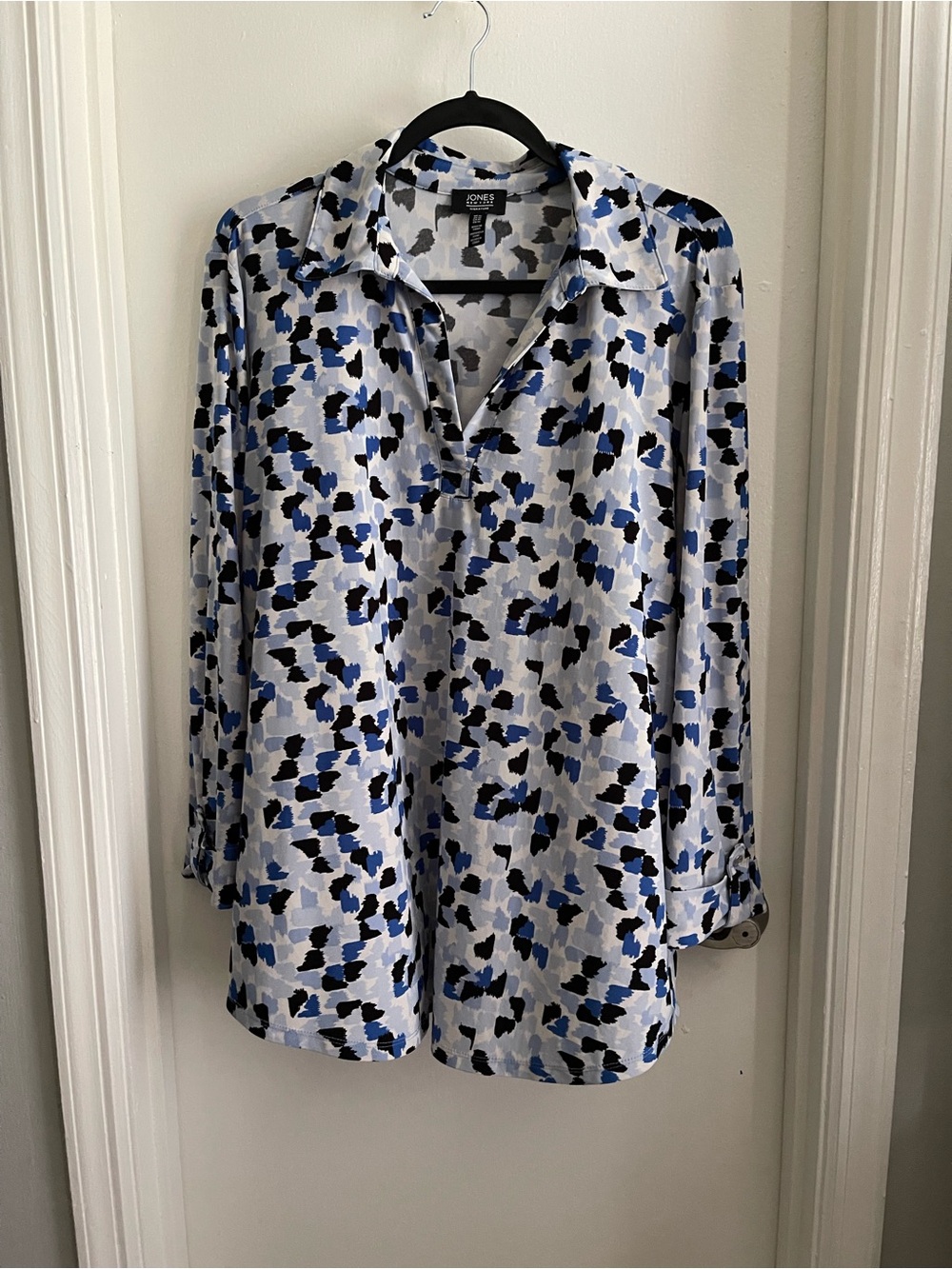 Jones New York White, Blue & Black Abstract Print V-neck Top